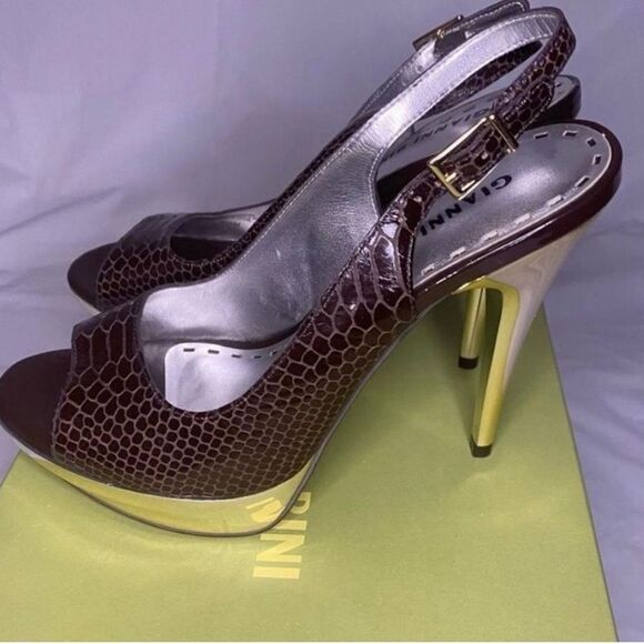 Gianni Bini Brown
Snakeskin Pumps in Size 7 1/2 - Picture 1 of 8